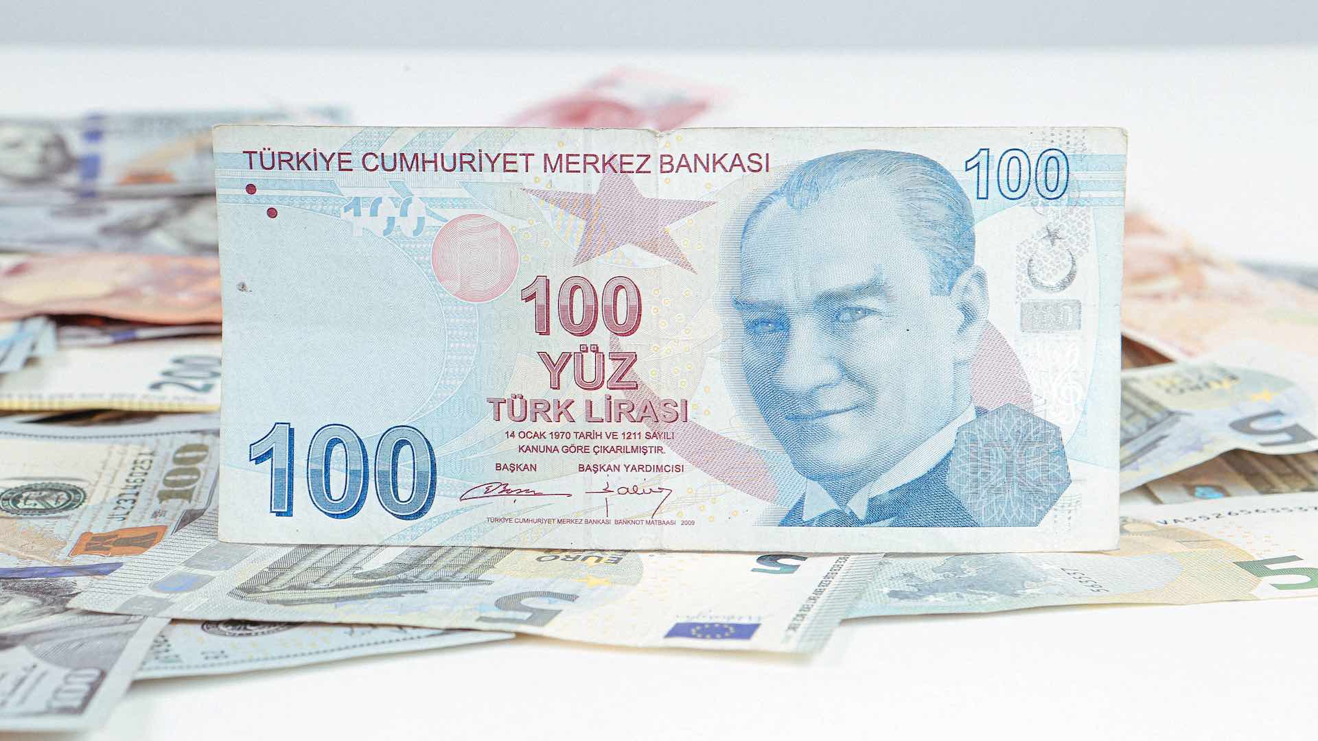 الليرة التركية تسجل انخفاضاً غير مسبوق مقابل الدولار الأمريكي وسط ارتفاع التضخم